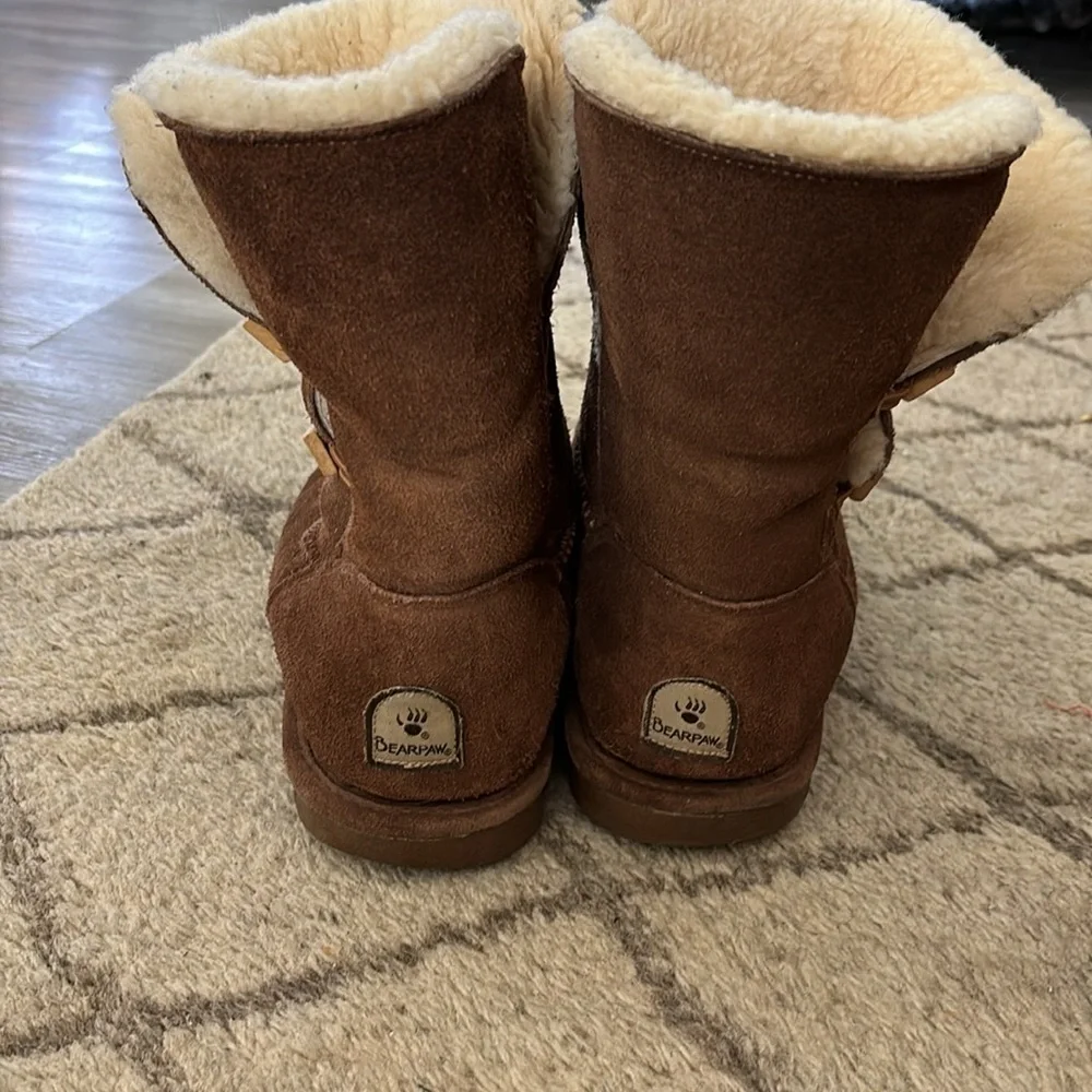 🌸 Bearpaw boots size 11